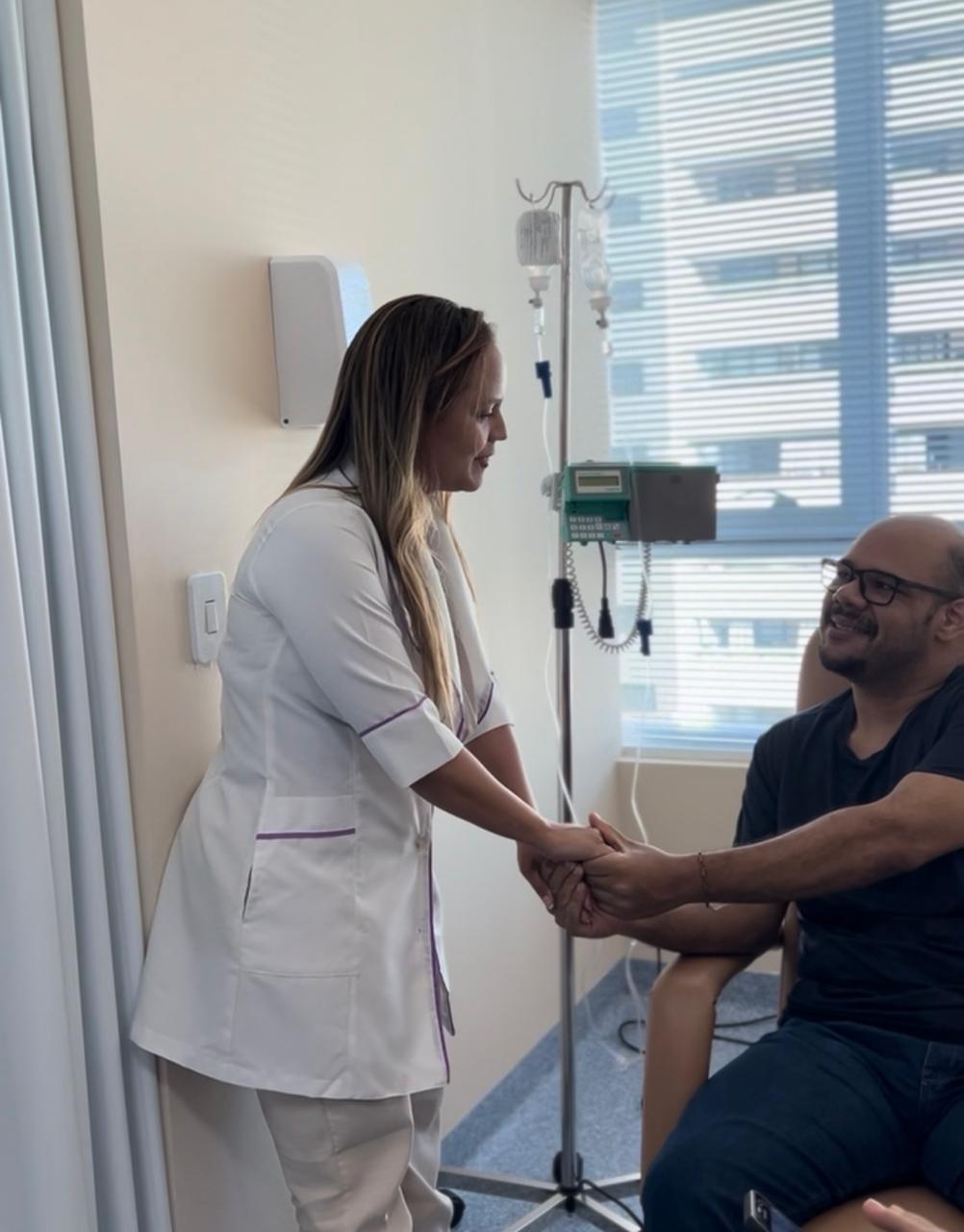 Paciente recebendo tratamento infusional com cuidado humanizado na Clínica IMC